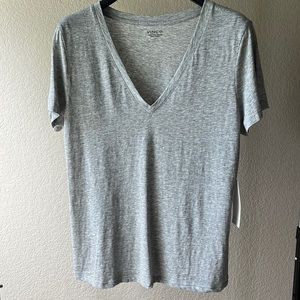 NEW (w tags) Women’s super soft short sleeve v-neck shorts